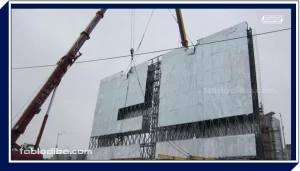 تفاوت نصب حروف برجسته با جرثقیل و روشهای سنتی